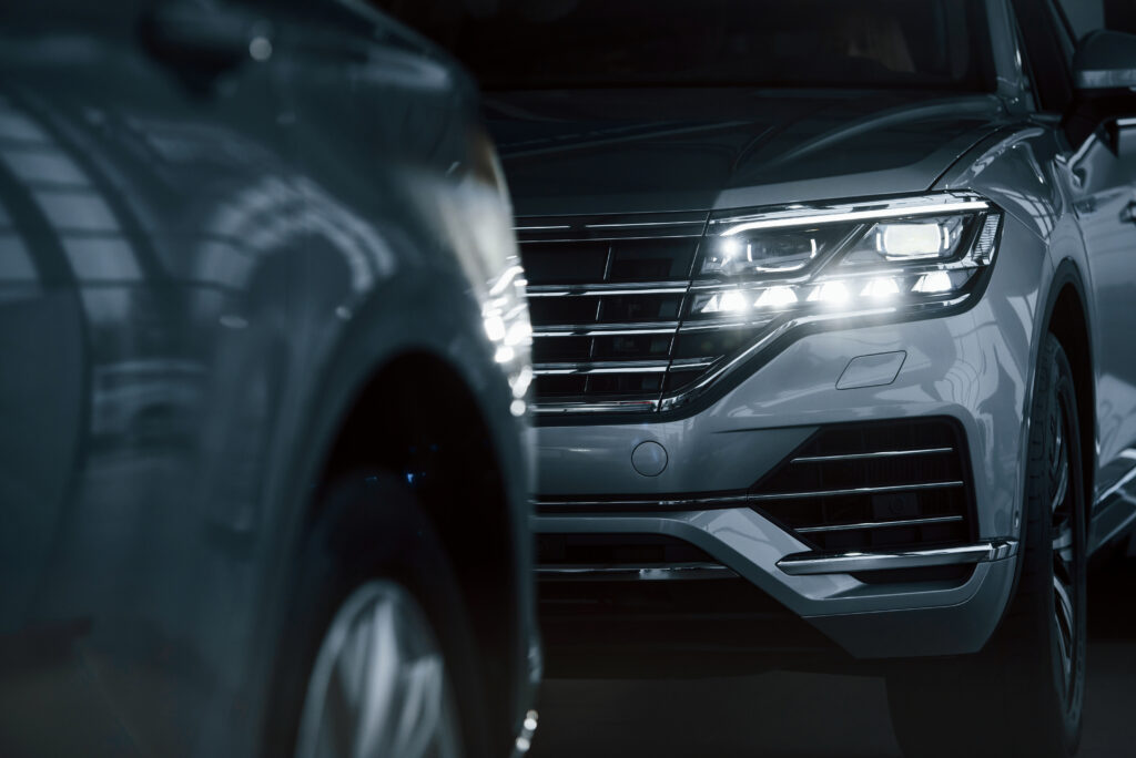 den phia sau o to co mau sang trang