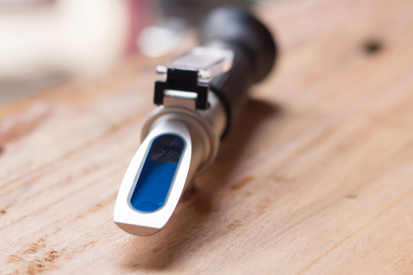 Đo độ cồn bia rượu bằng khúc xạ kế cơ học