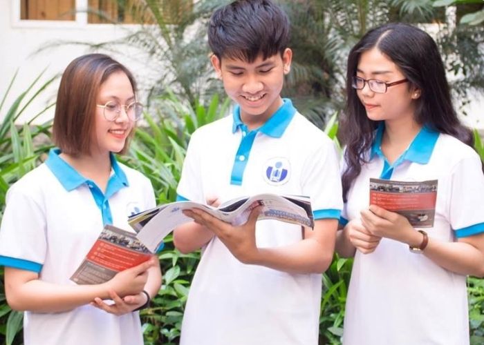 Áo đồng phục trường kết hợp màu xanh biển cùng màu trắng chủ đạo