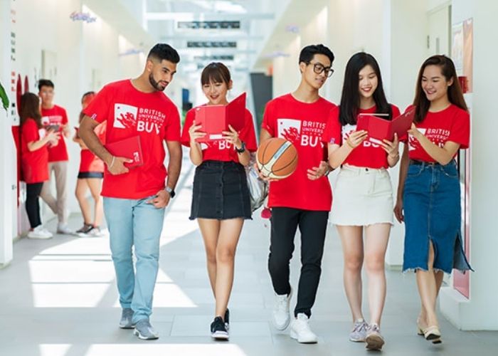 Đồng phục đại học Anh quốc Việt Nam thiết kế cổ tròn, tay ngắn đơn giản