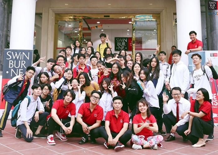 Thiết kế áo với kiểu dáng đơn giản hơi rộng, cùng phần cổ bẻ sang trọng