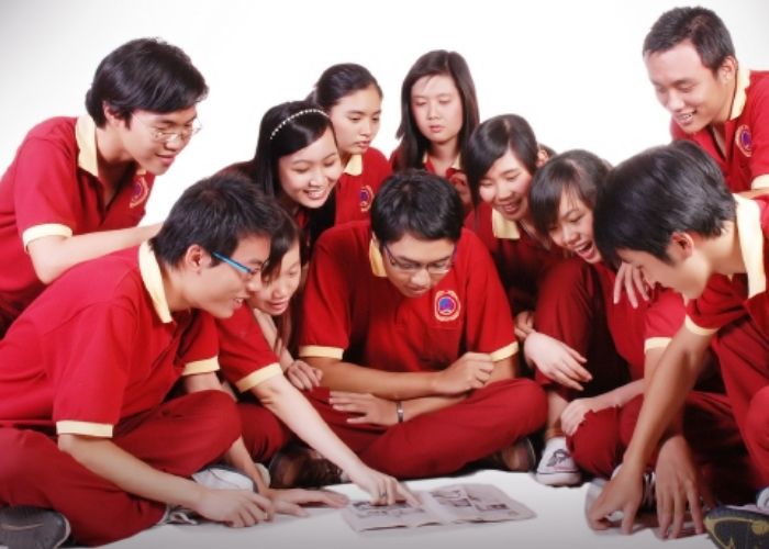 Đồng phục áo polo đơn giản với gam màu đỏ đậm chủ đạo