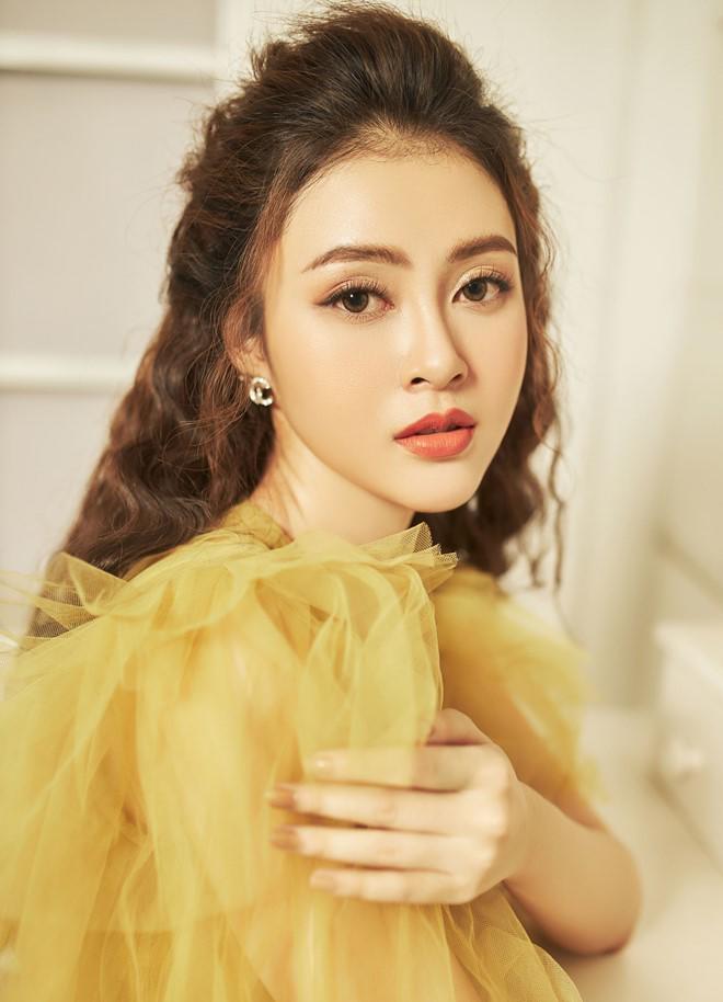 Ngoài gương mặt xinh xắn,&nbsp;người đẹp này còn có chiều cao 1,72 m, nặng 50 kg, số đo 86-59-93 (cm).