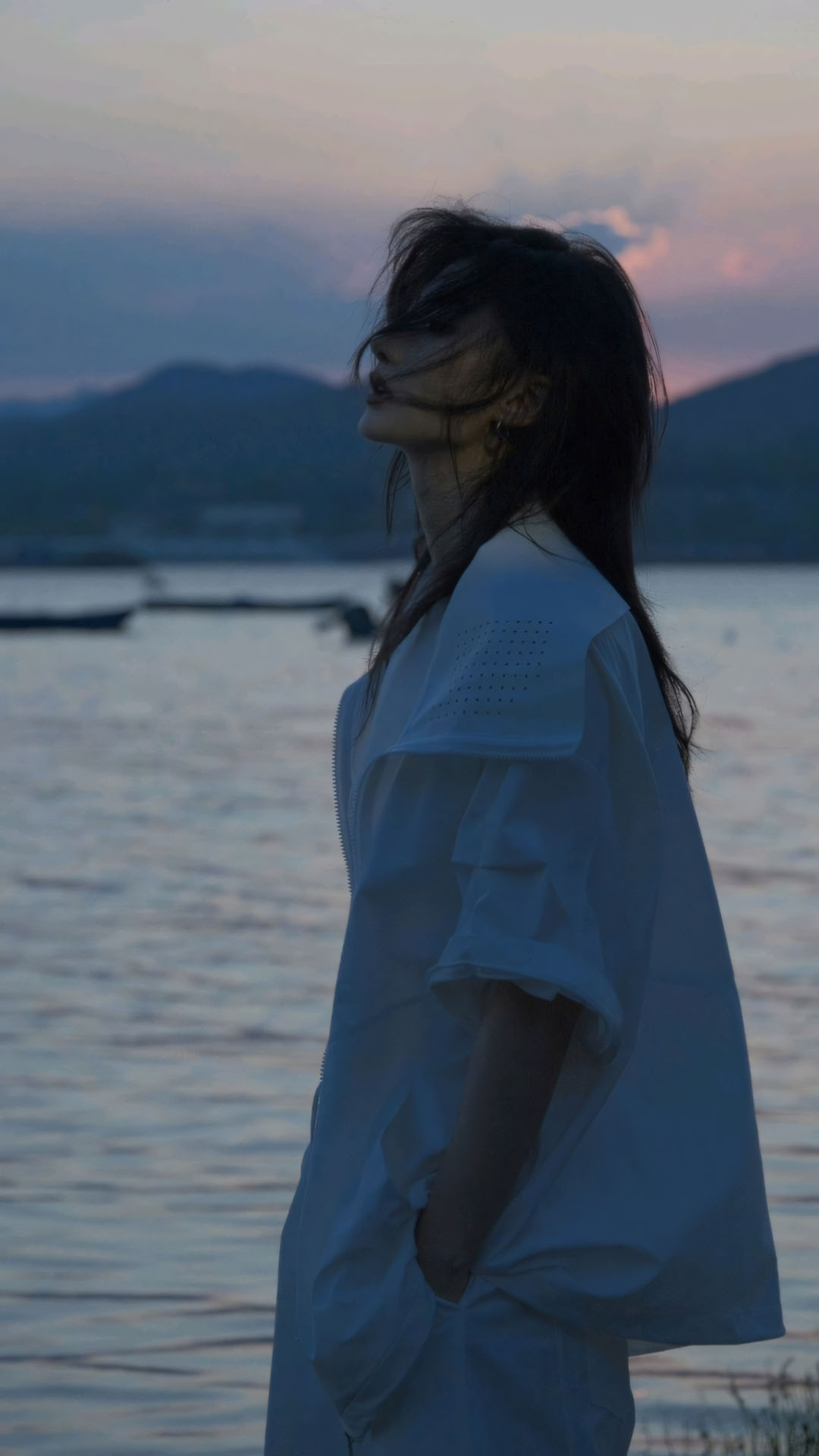 co gai ben bien xanh anh nhin huong xa 1920px 1080px full hd