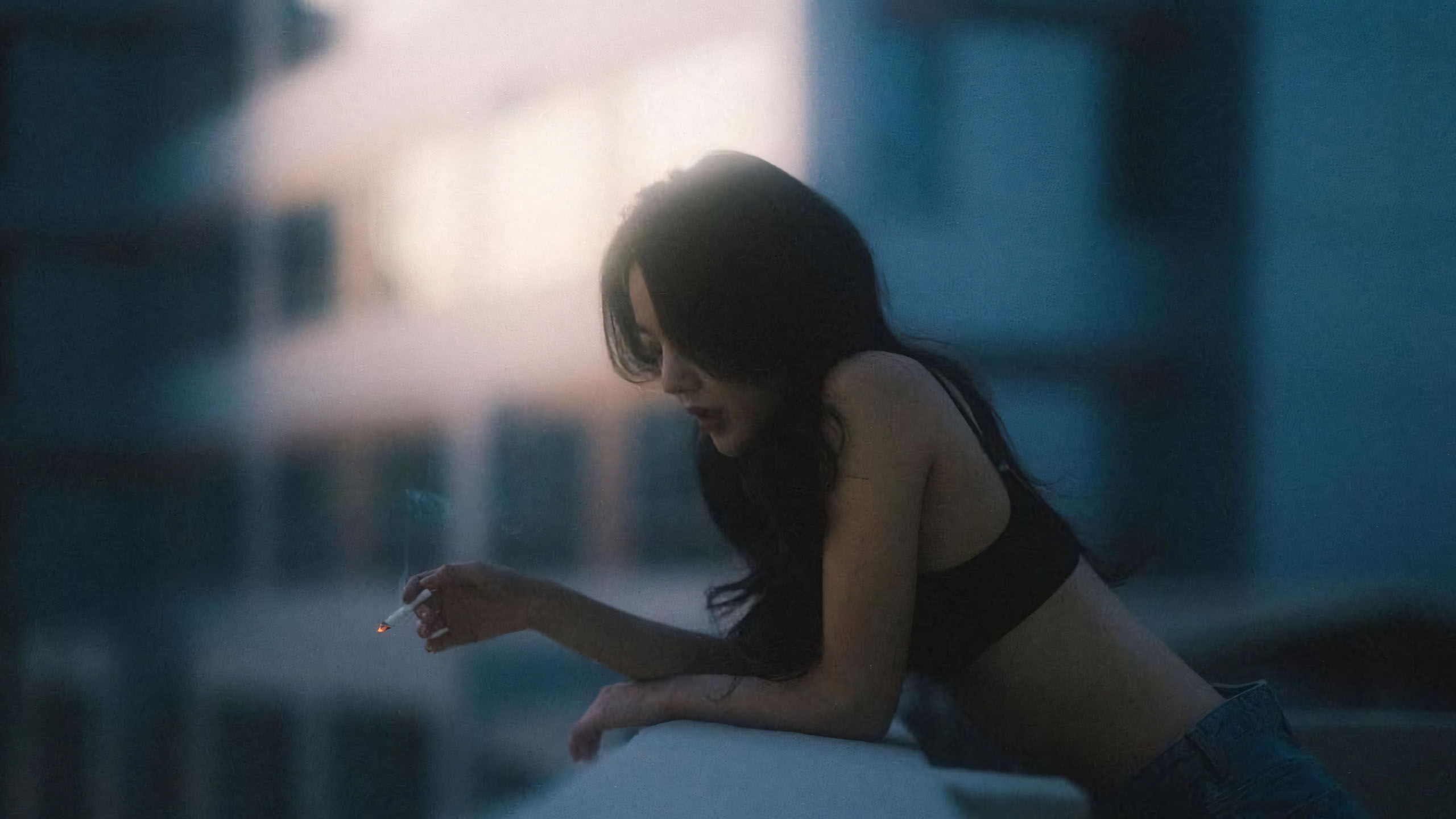 co gai tua lan can pho xa long chong chenh 2560px 1440px 2k