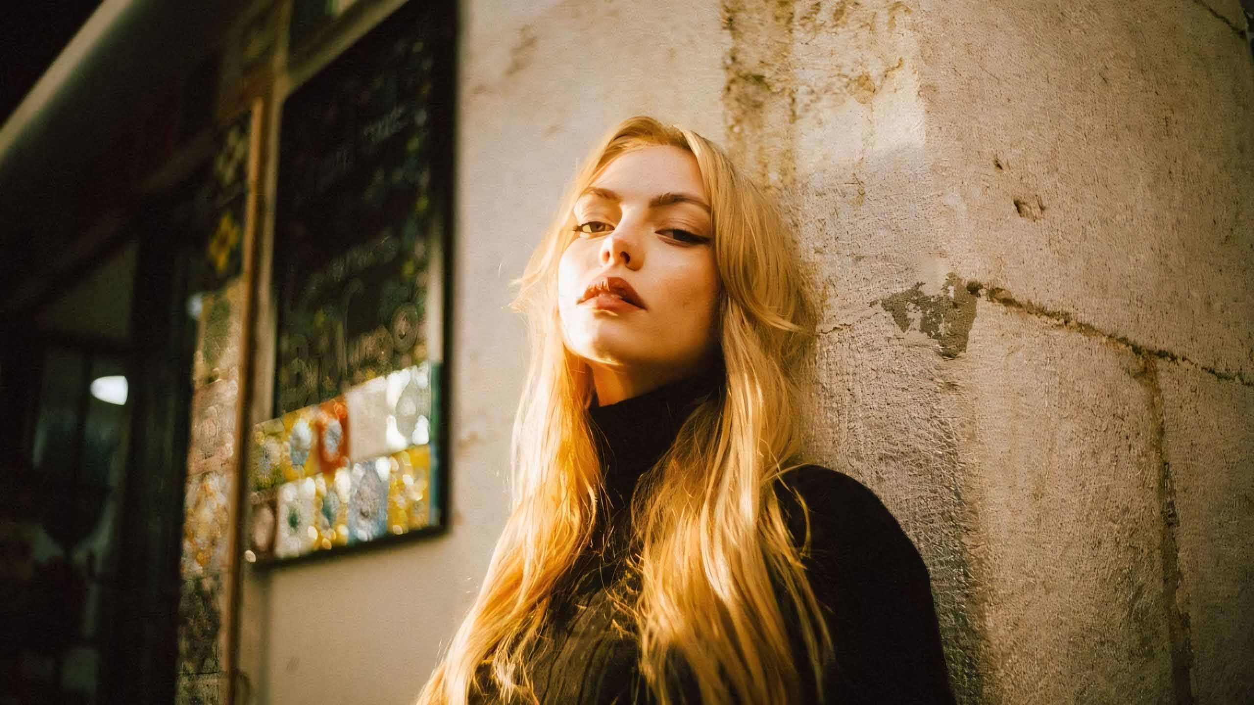 co gai dung ben tuong anh nang vang net mat tram tu 2560px 1440px 2k