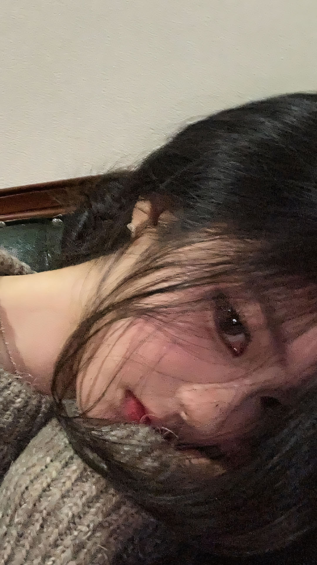 co gai nam nghieng toc roi mat uot le 1920px 1080px full hd