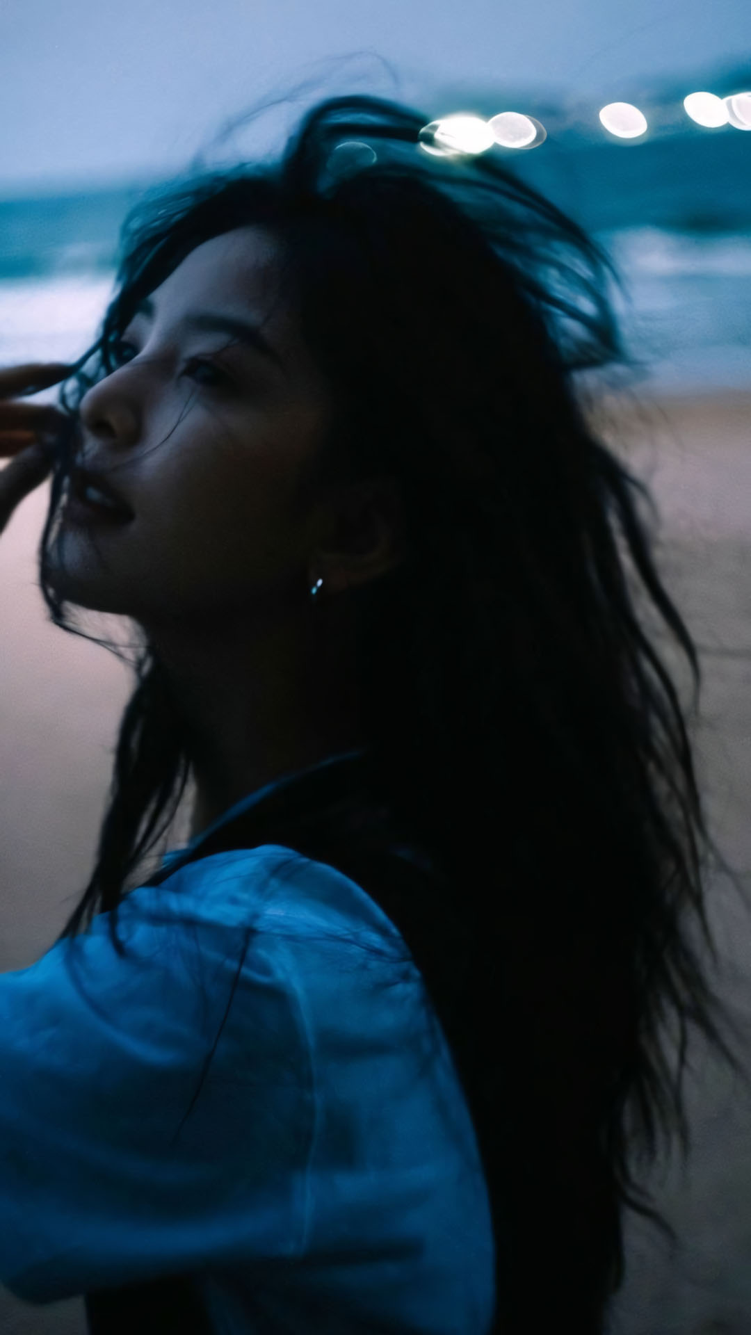 co gai dung ngoai troi gio thoi long trong trai 1920px 1080px full hd