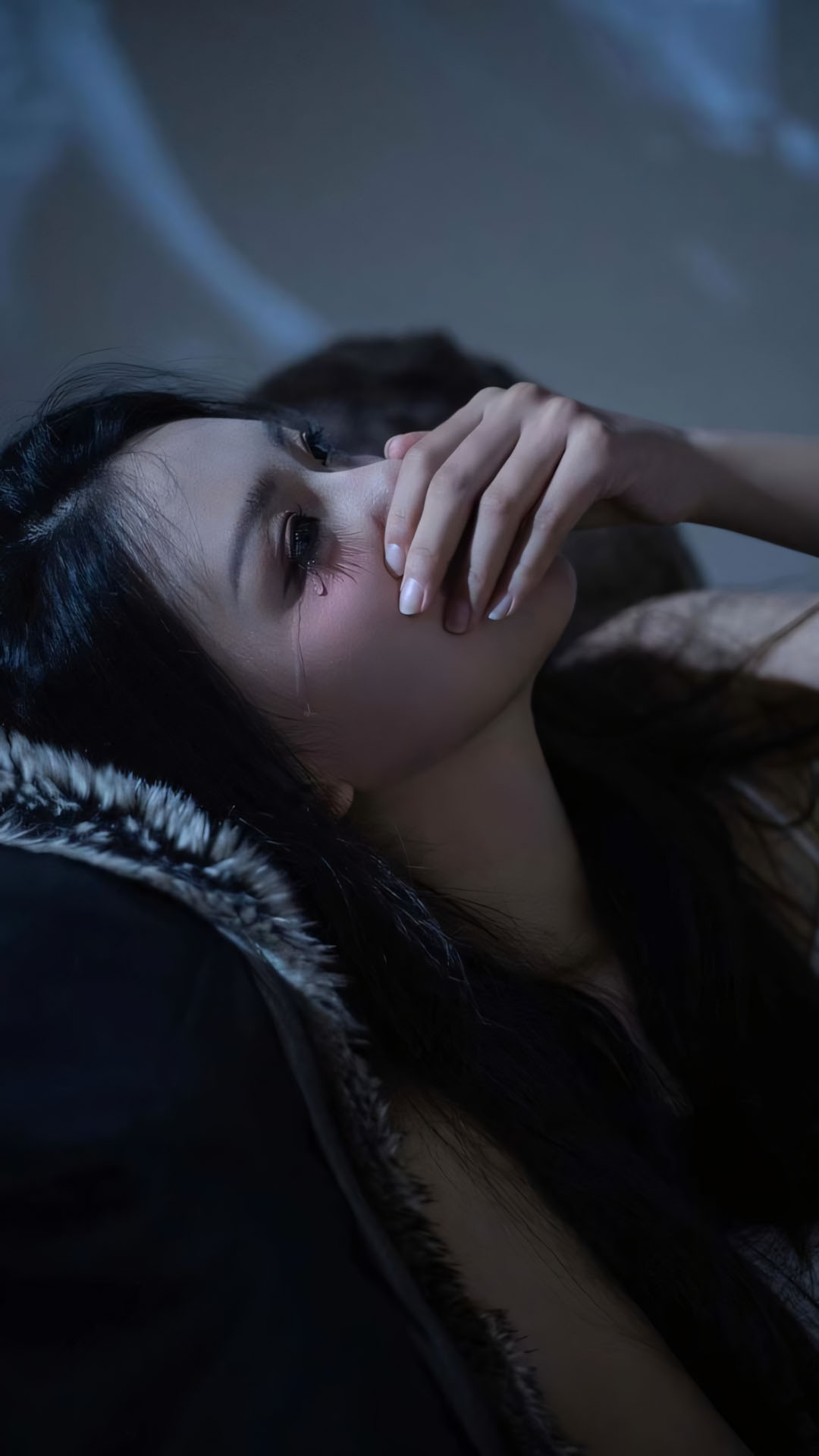 co gai nam nghieng tay che mieng giot le lan dai 1920px 1080px full hd