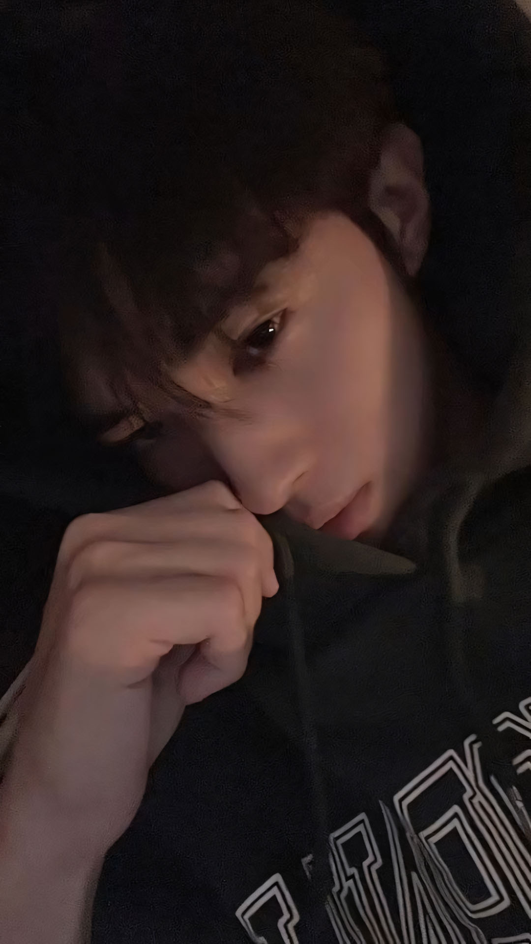 chang trai dua ghe anh den mo long triu nan 1920px 1080px full hd