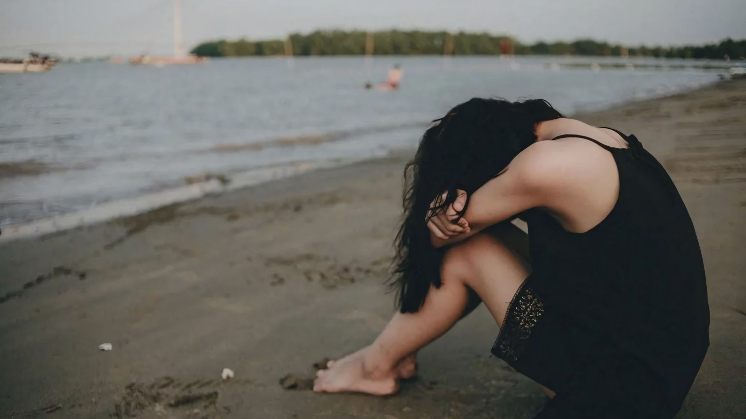 co gai om goi tren bai cat bien chieu noi buon sau tham 2560px 1440px 2k