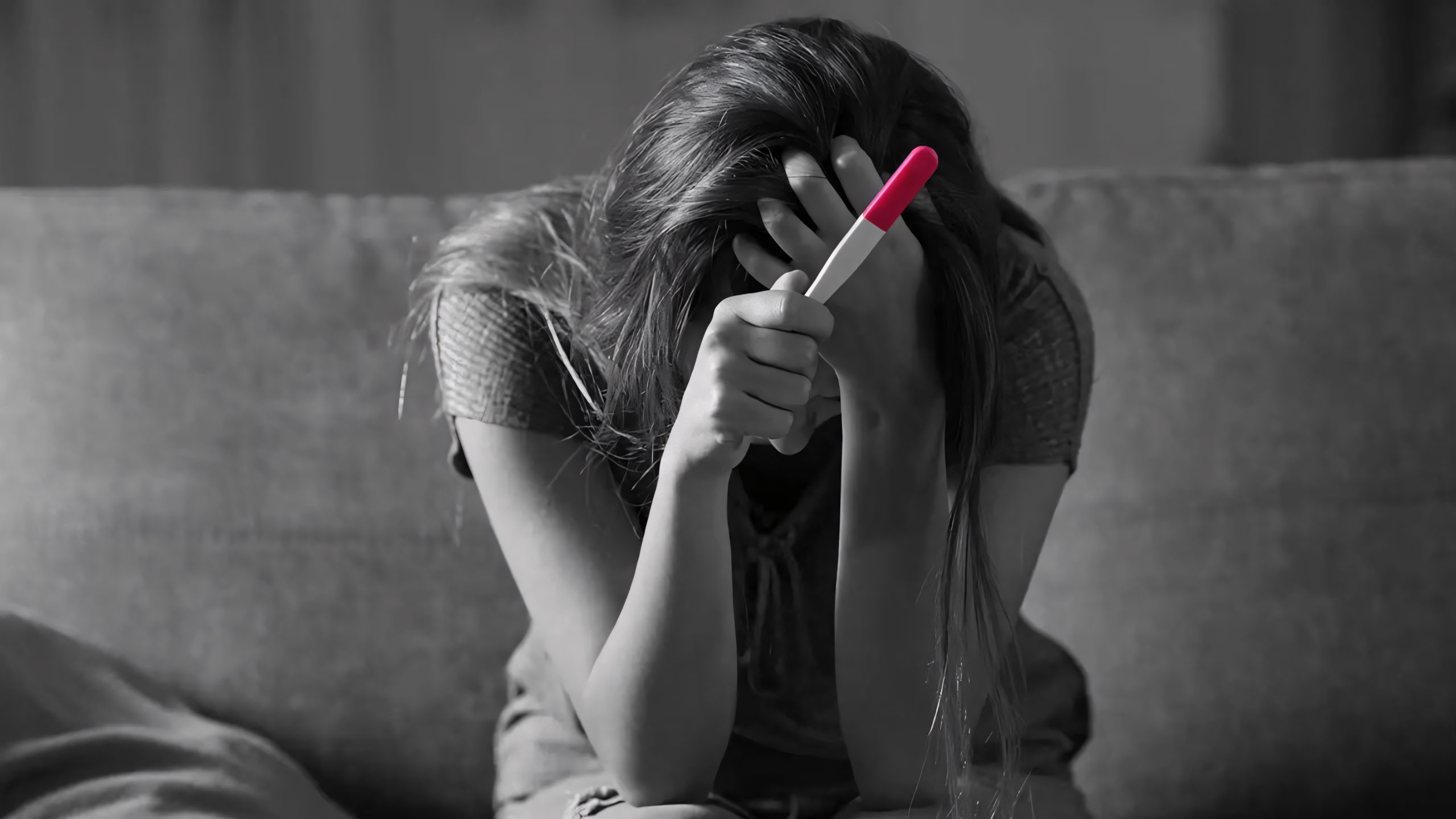 co gai ngoi ghe tay om dau tuyet vong lang le 2560px 1440px 2k