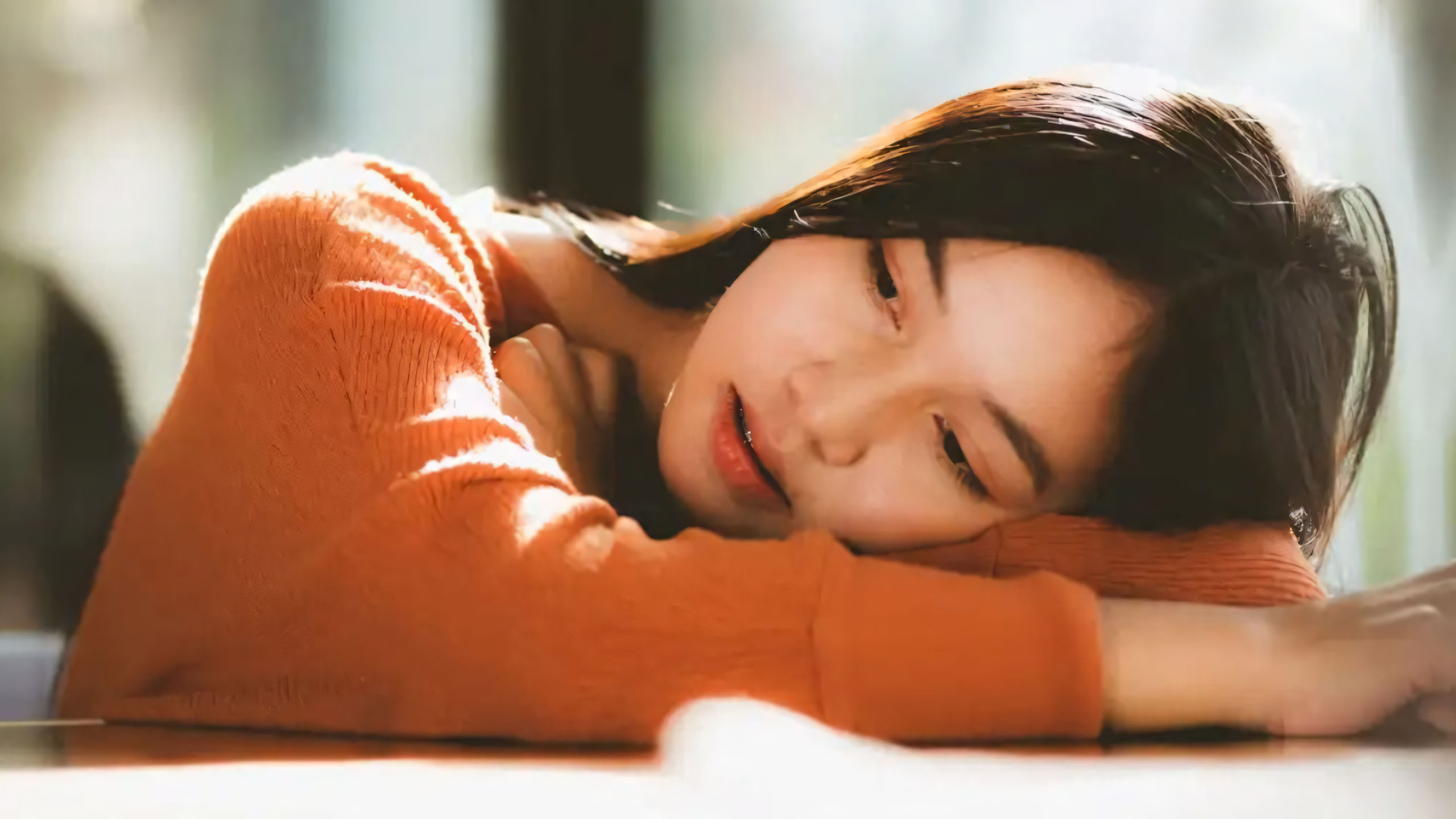 co gai tua ban mat nham giac ngu buon 2560px 1440px 2k