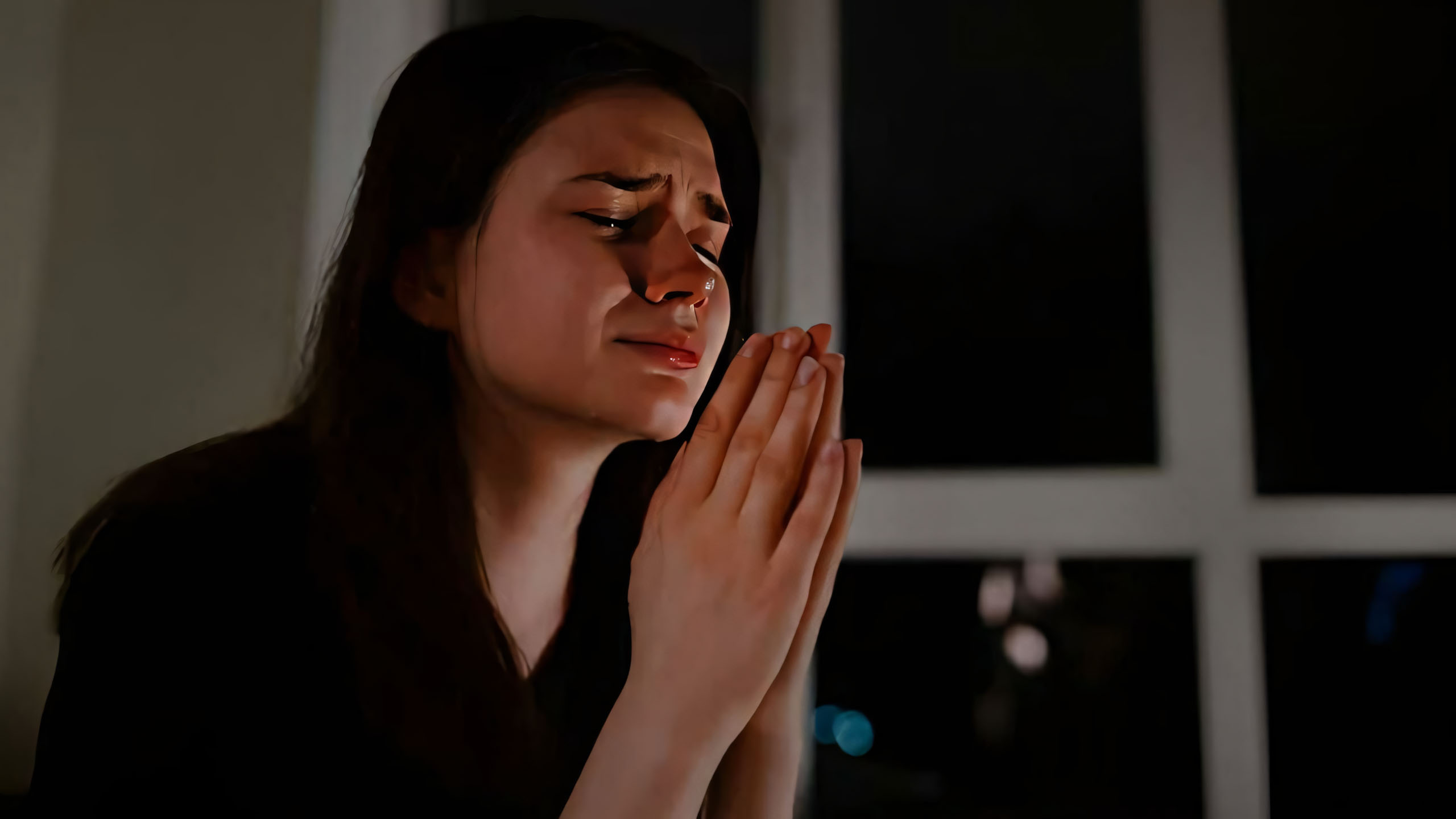 co gai khep mat chap tay cau nguyen trong nuoc mat 2560px 1440px 2k