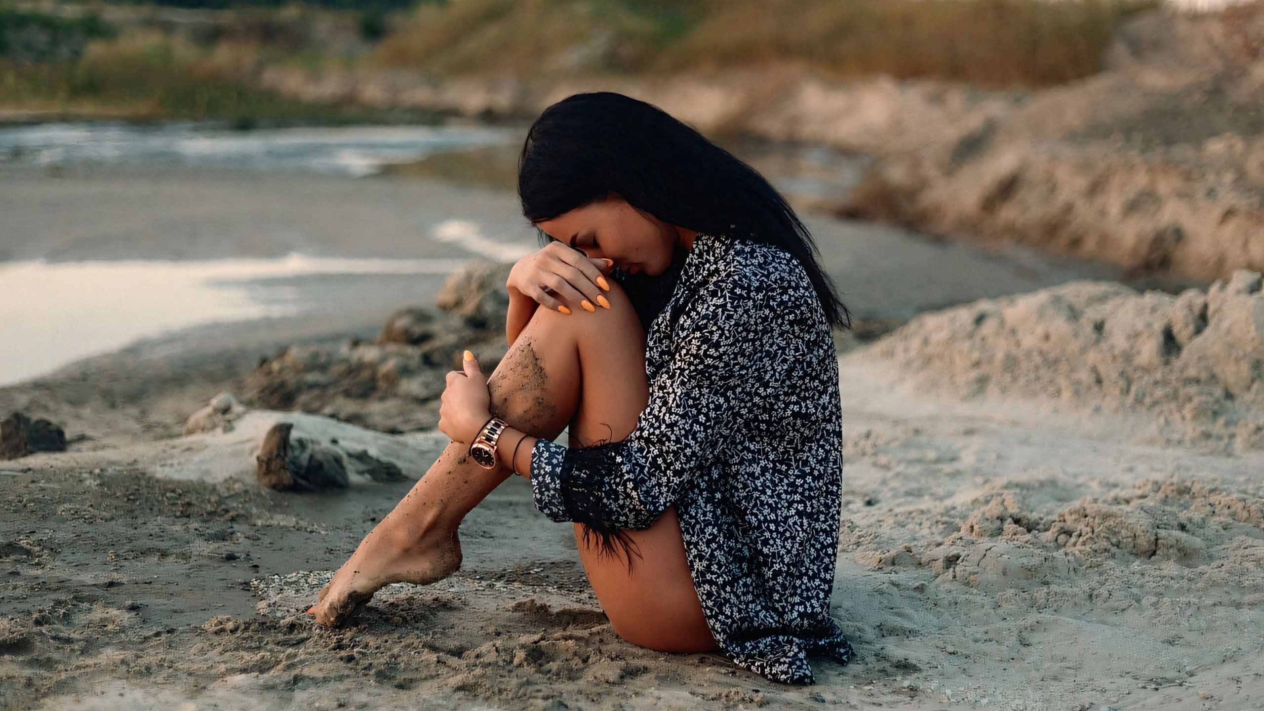 co gai om goi tren cat hoang hon buon ba 2560px 1440px 2k