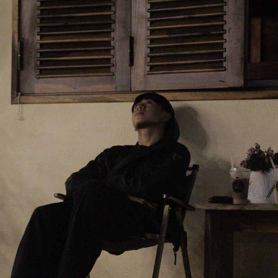 Chang trai ngoi ghe phong toi co don moi met 960px 960px avatar