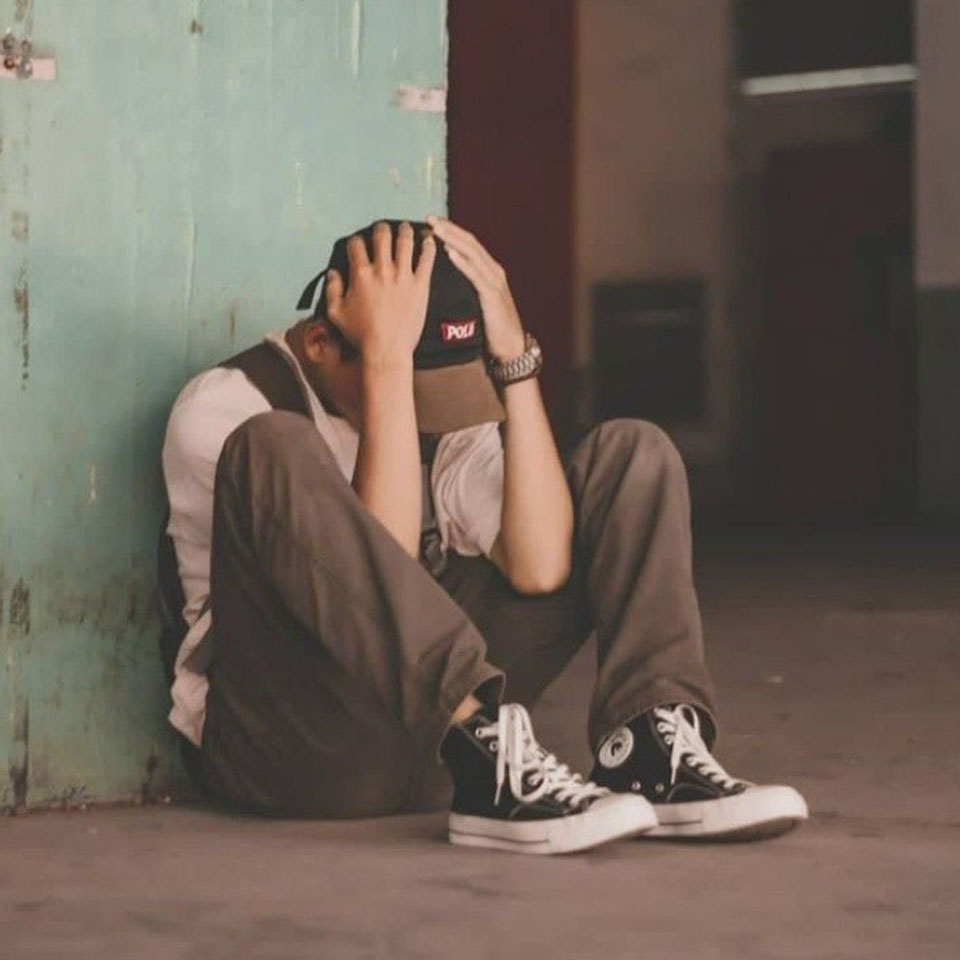 Chang trai om dau goc tuong tuyet vong sau sac 960px 960px avatar