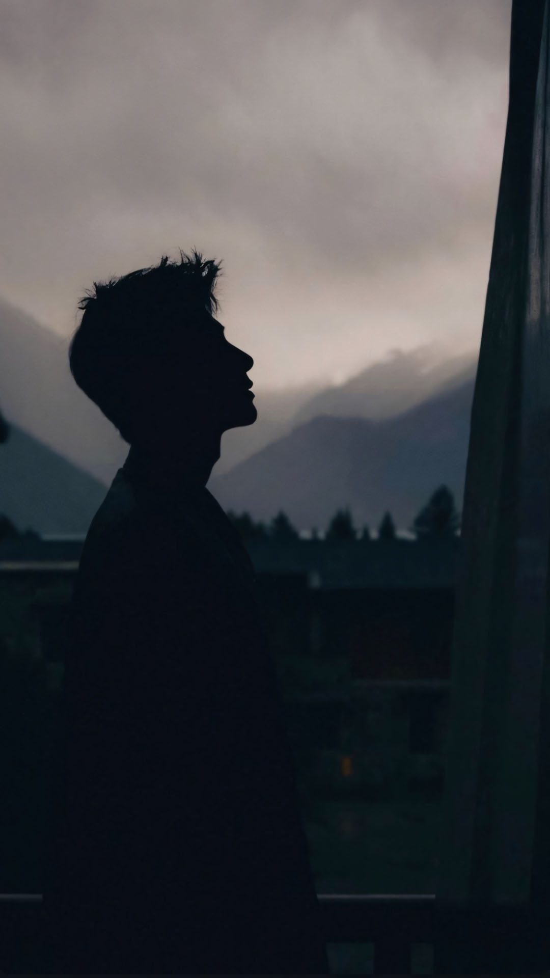 chang trai ben cua so chieu nho nhung xa xoi 1920px 1080px full hd