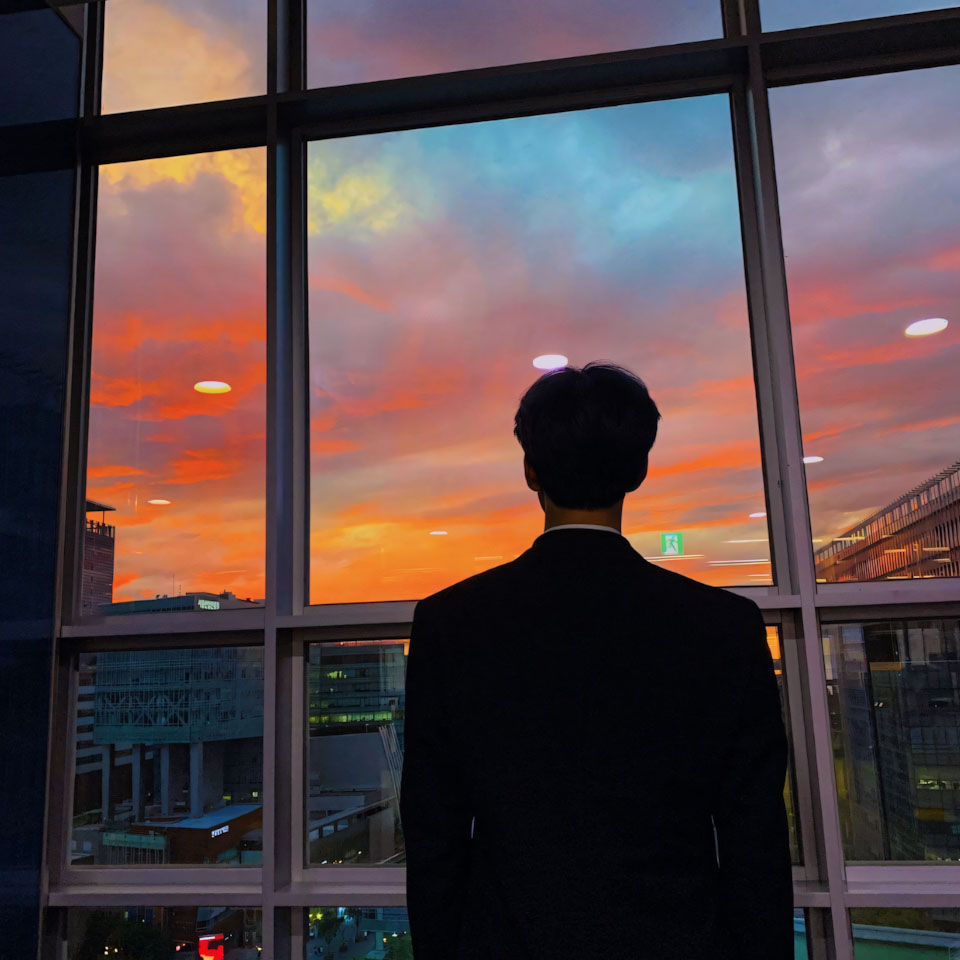 chang trai dung ben cua so hoang hon tram tu 960px 960px avatar