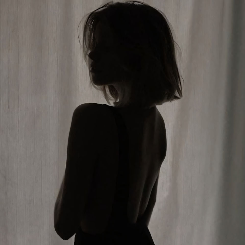 co gai dung ben cua sang som yen lang 960px 960px avatar