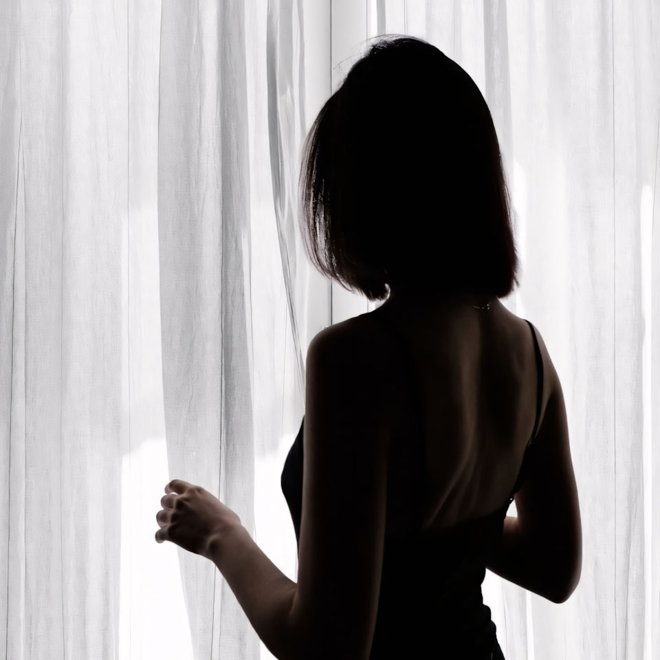 co gai quay lung trong vay den co doc 960px 960px avatar