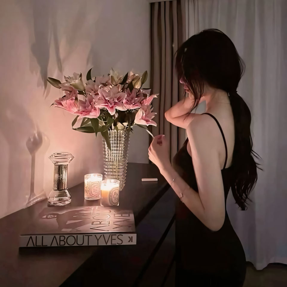 co gai quay lung truoc ban hoa tinh lang 960px 960px avatar