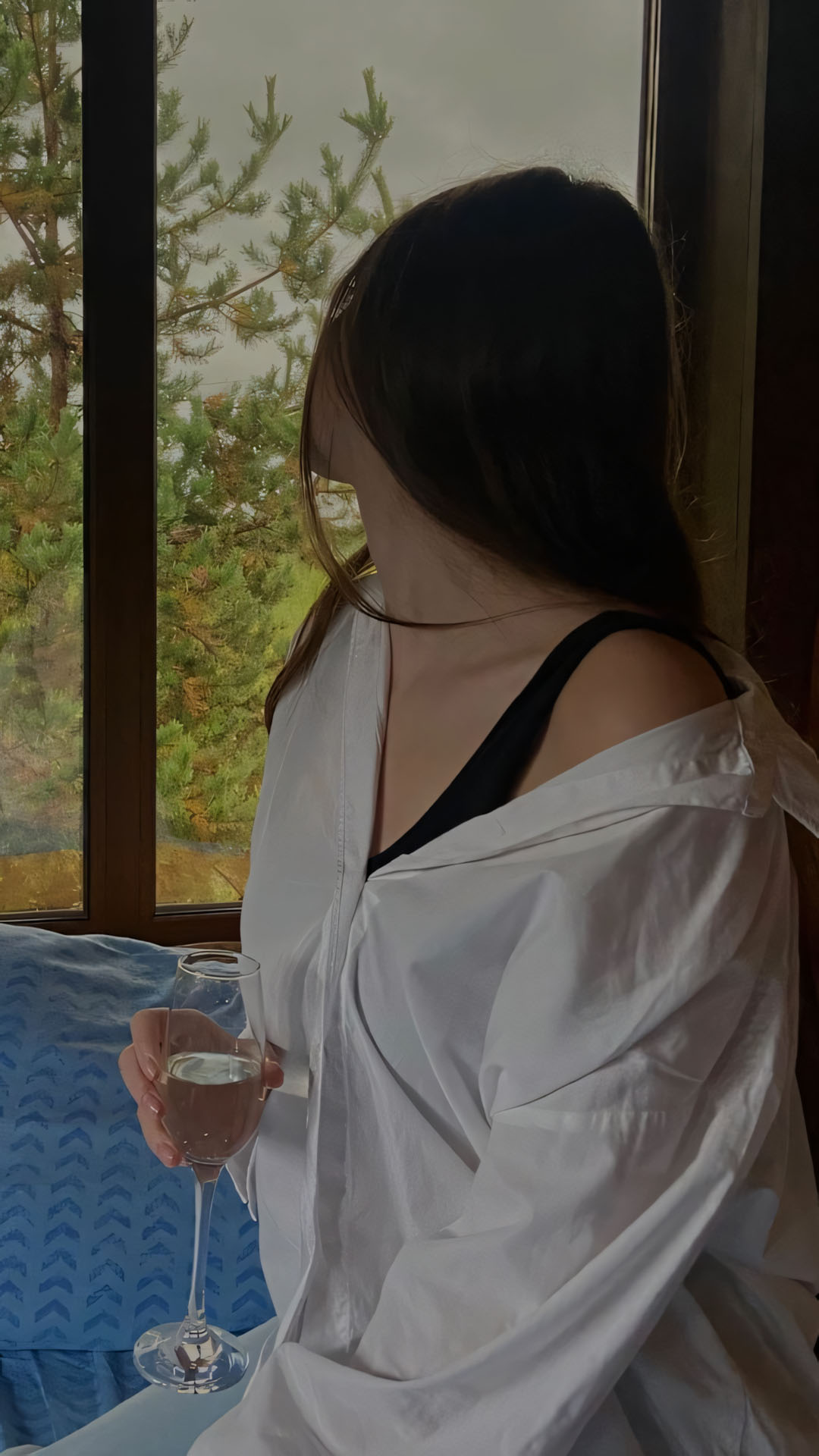 co gai ngoi cua so cam ly ngam nghi 1920px 1080px full hd