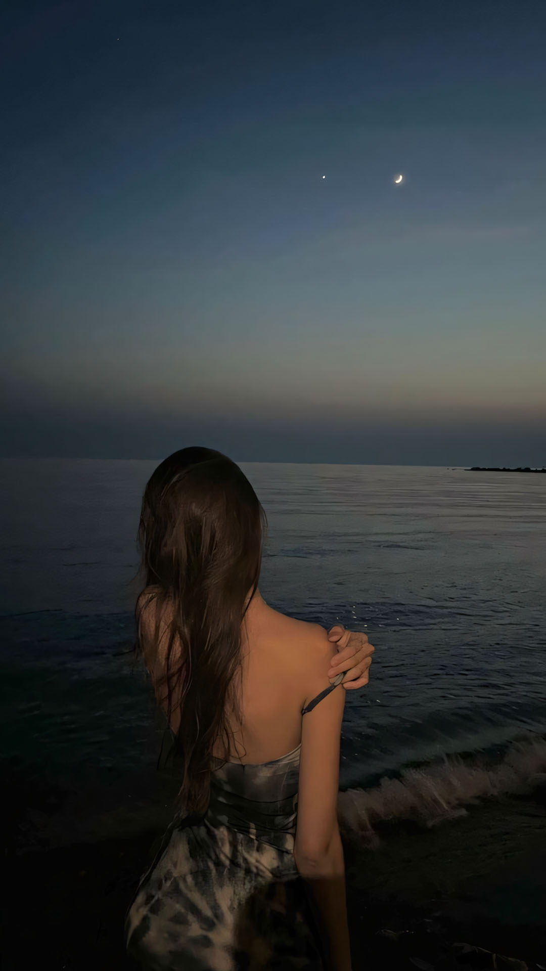 co gai truoc bien dem nhin trang yen lan 1920px 1080px full hd