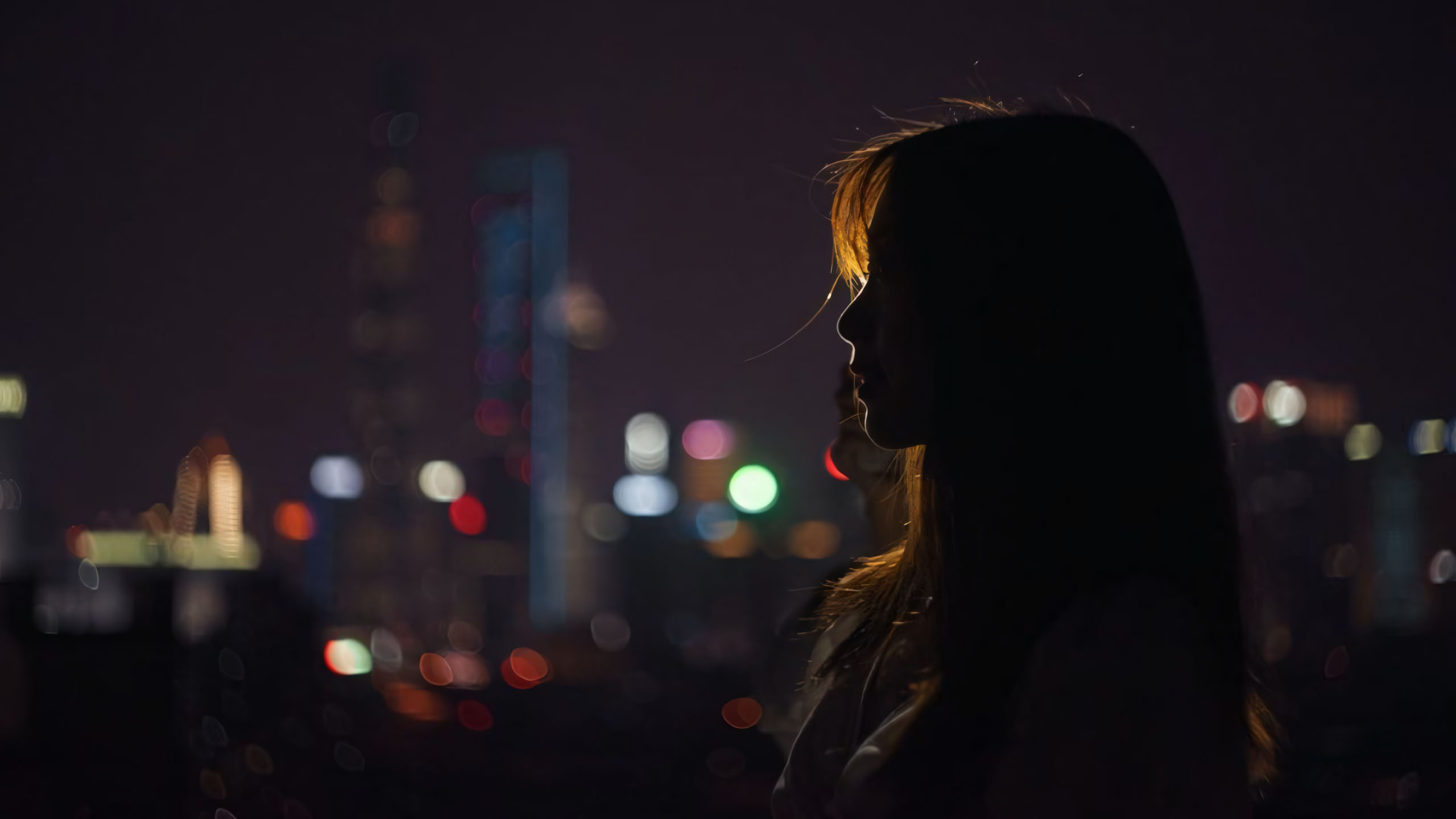 co gai giua pho dem den mo tam trang trong trai 2560px 1440px 2k