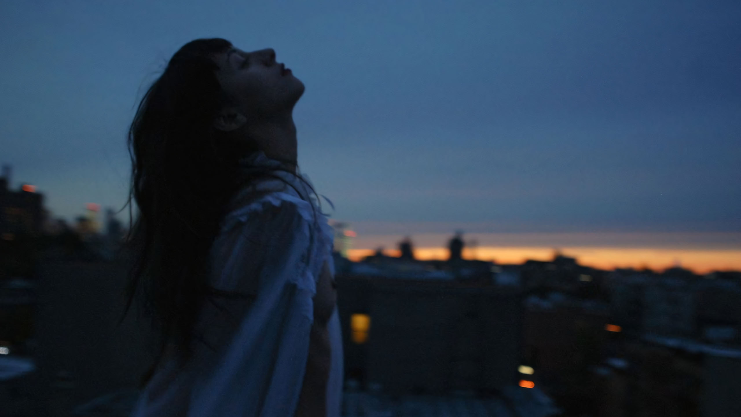 co gai tren san thuong gio long niem dau chat chua 2560px 1440px 2k