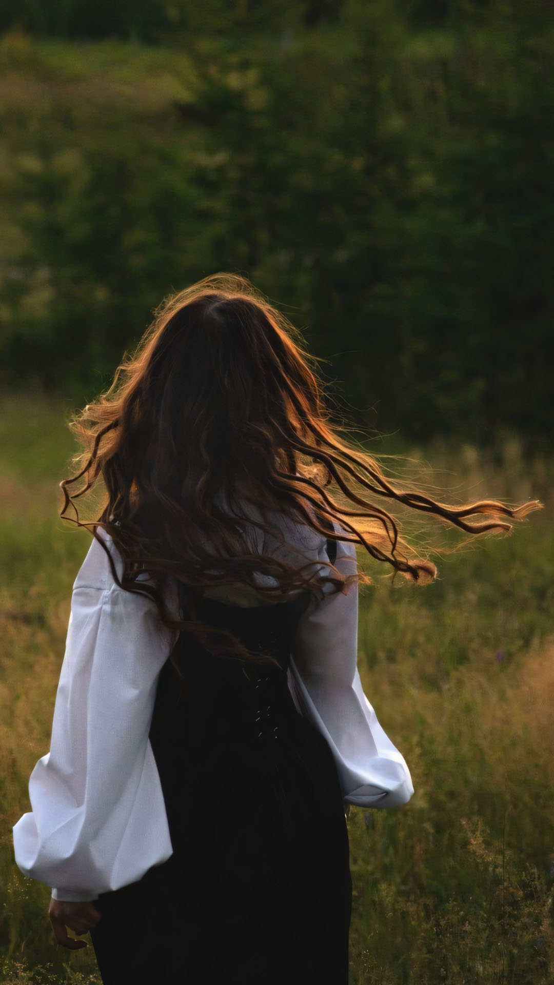 co gai buoc giua chieu vang toc bay tu do 1920px 1080px full hd