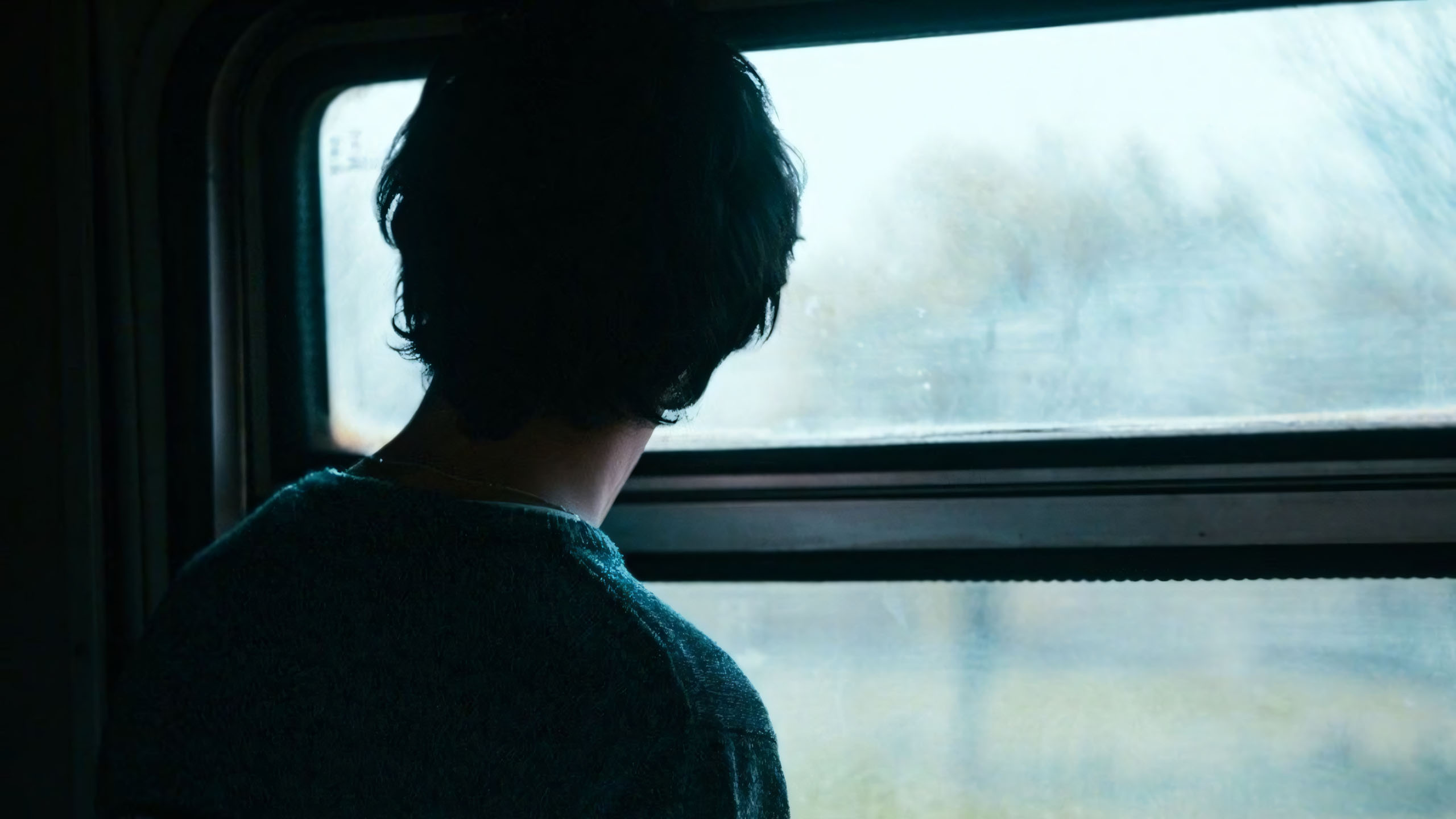 chang trai tren tau nhin qua cua so nho thuong xa voi 2560px 1440px 2k