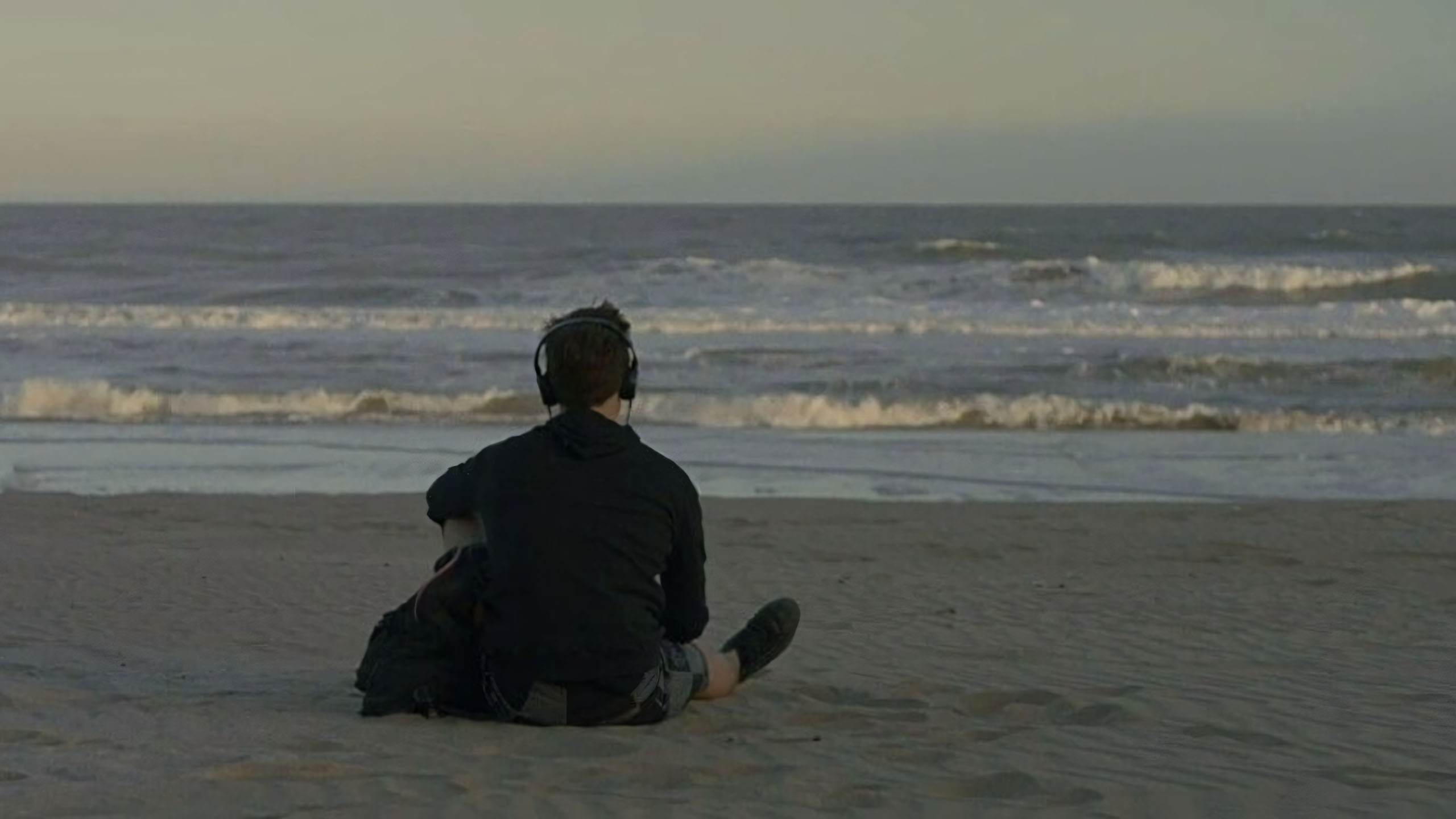 chang trai ben bo bien ngoi im trai tim nang triu 2560px 1440px 2k