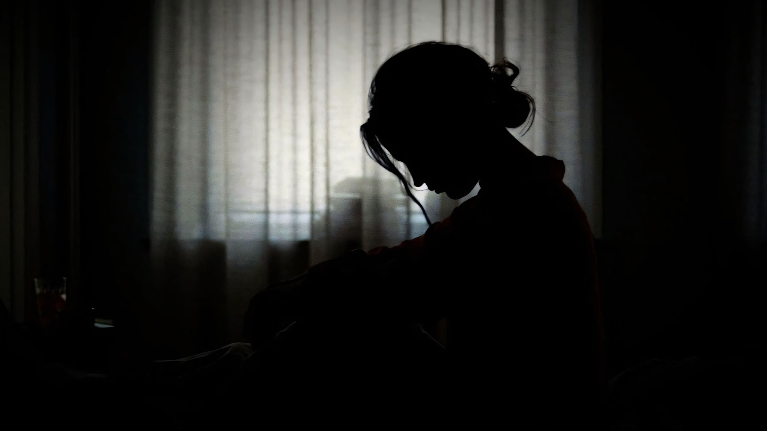 co gai ben cua so cui dau noi buon lang le 2560px 1440px 2k