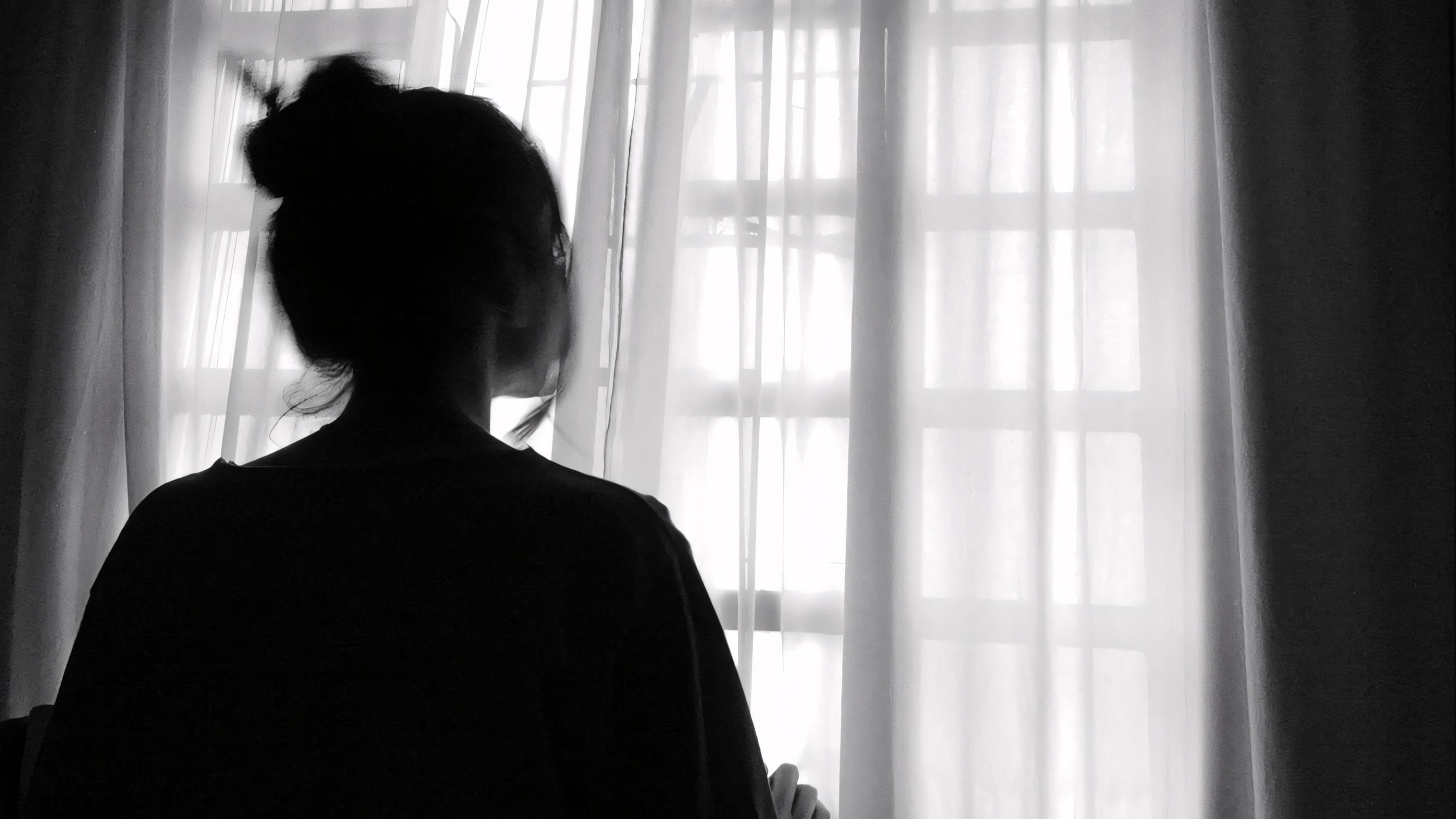 co gai dung truoc rem bong toi bao trum long don coi 2560px 1440px 2k