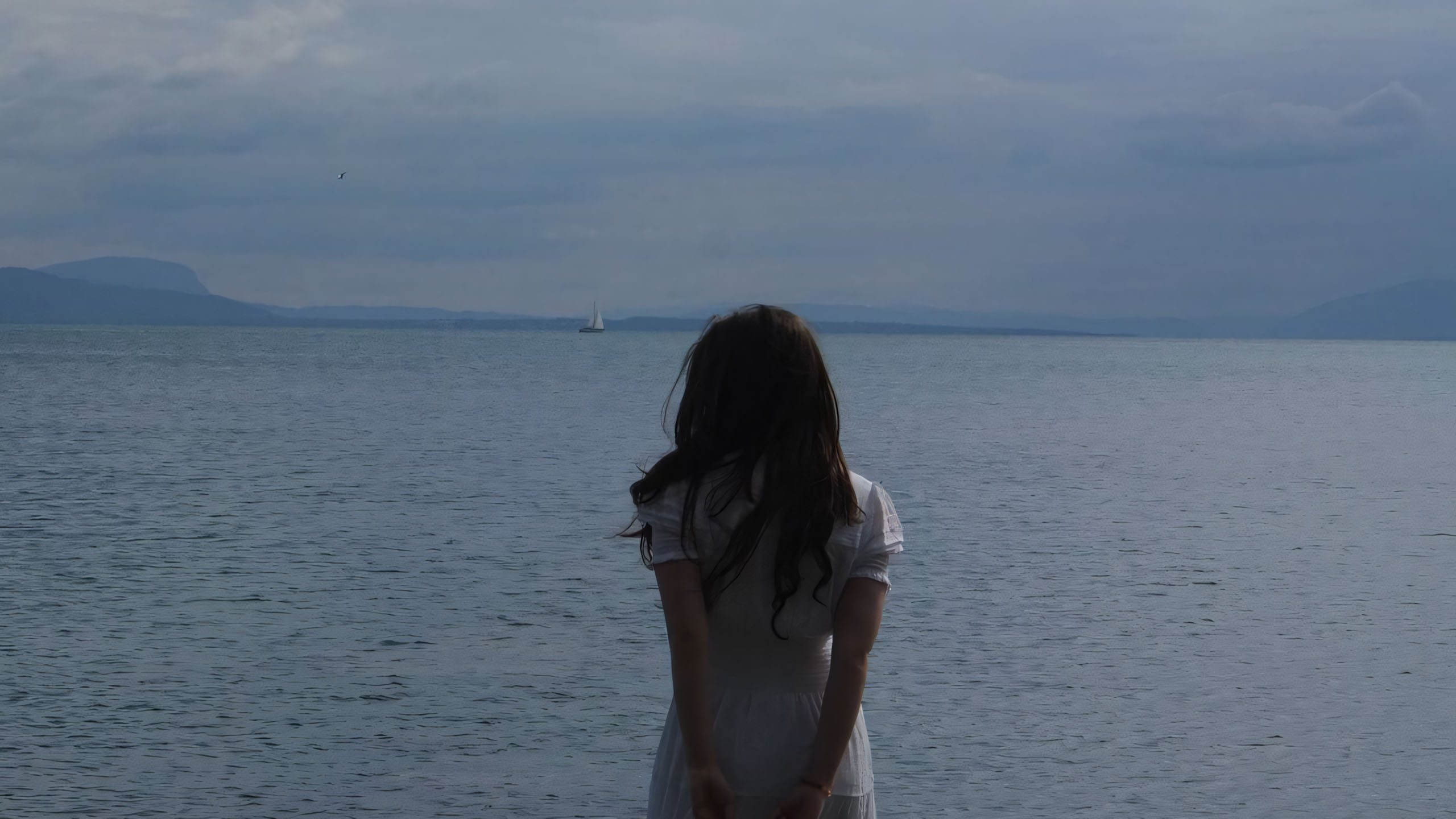 co gai quay lung ra bien troi mo suong noi co don lan toa 2560px 1440px 2k