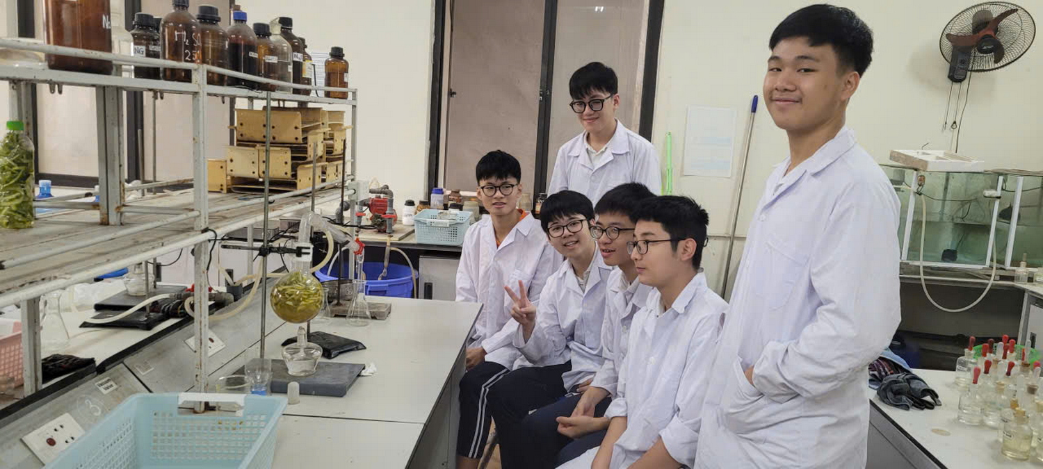 hoat dong trai nghiem lop 11 4