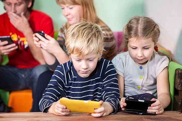 su-dung-dien-thoai-qua-nhieu-anh-huong-xau-den-qua-trinh-phat-trien-the-chat