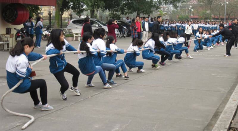 Lực kéo khi tác động lên dây thừng giúp duy trì chuyển động của hai đội chơi