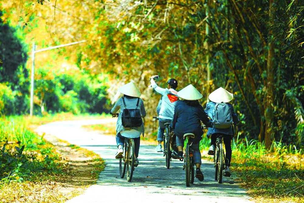 Đạp xe xuyên rừng là một hoạt động trải nghiệm thú vị khi tham quan Vườn quốc gia Cát Tiên