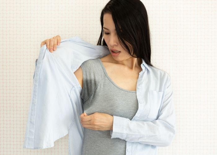 ra mồ hôi khi ngủ do tăng tiết mồ hôi