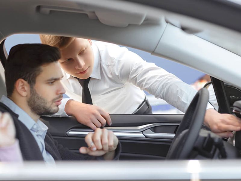 Khi giao nhận xe thuê, xe mượn hoặc xe chạy thử