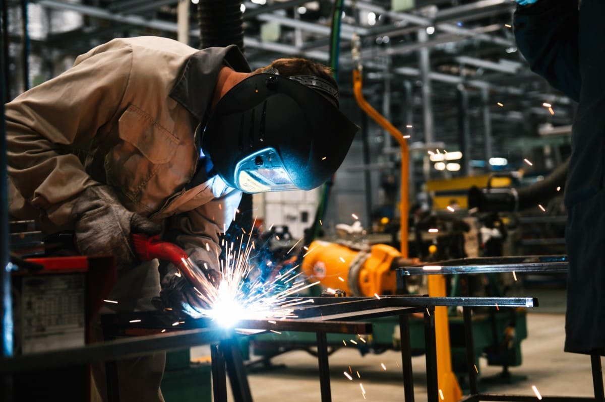 Các ngành công nghiệp hiện đại được Liên Bang Nga tập trung phát triển là?