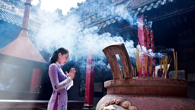 Đến chùa cầu nguyện cho người độc thân tìm được người yêu, tình yêu của cặp đôi thêm bền chặt,...