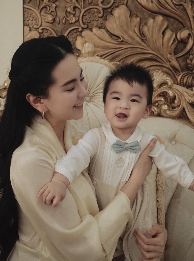 Nữ MC học hỏi, tham khảo nhiều phương pháp để chăm sóc con trai trong điều kiện tốt nhất.