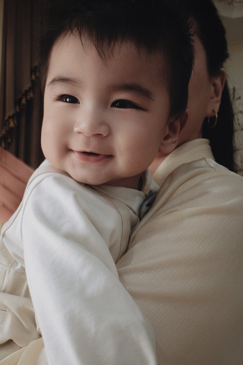 Bé Panda thừa hưởng nhiều nét đẹp từ mẹ, gương mặt rất lanh lợi, thông minh.