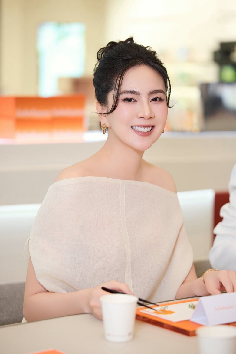 MC Mai Ngọc ngày càng thăng hạng nhan sắc sau khi sinh con trai đầu lòng.