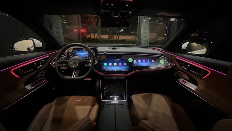 Khoang lái sang trọng e300 amg