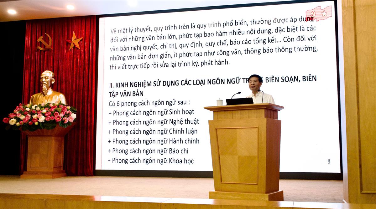 Trao đổi kinh nghiệm về công tác biên soạn, biên tập văn bản của Đảng