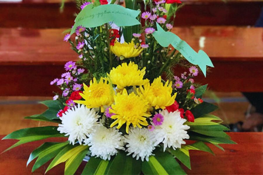 Mẫu cắm hoa 8/3 chủ đề Con yêu mẹ